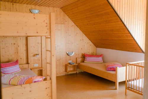 Kinderzimmer mit Doppelstockbett und Einzelbett